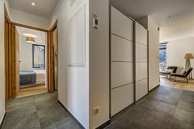 Central Apartment with Balcony & Mountain...