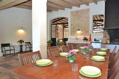 Ferienhaus in Llubi mit Schwimmbecken
