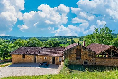 Fattoria ristrutturata a Soturac con piscina