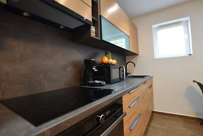 Warm and Welcoming Apartment with Balcony - T...