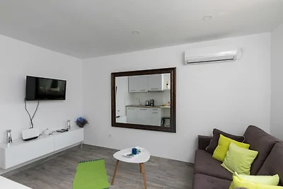 Apartment Semi - One Bedroom Apartment with T...