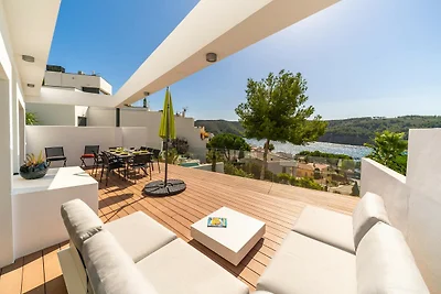 Villa am Wasser mit Panoramablick