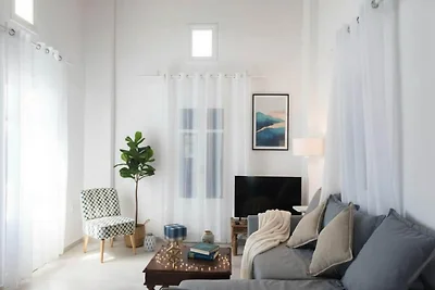 Soggiorno a bordo piscina con vista sulla...