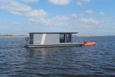 Gemütliches Hausboot am Rande des Yachthafens