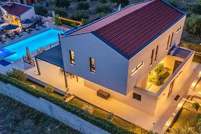 Moderne Villa mit privatem Pool