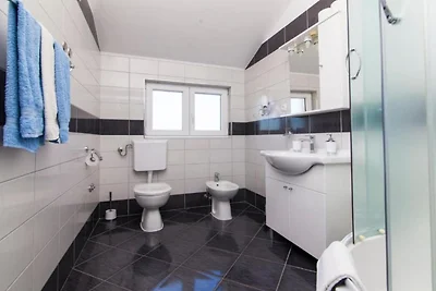 Villa Ava - Five Bedroom Villa with Swimming...