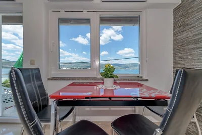 Apartment in Arbanija mit Terrasse