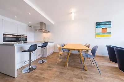 Modernes Apartment mit direktem Meerblick