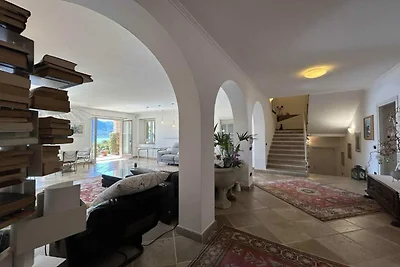 Villa am See mit Panoramablick