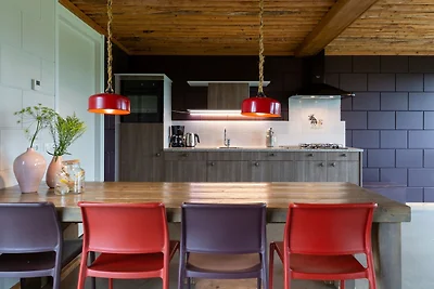 Bungalow mit dekorativem Kamin auf dem...