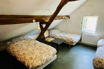 Bauernhaus in der Nähe des Waldes in...