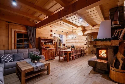 Ein großes Haus im Bergstil mit Spa-Bereich