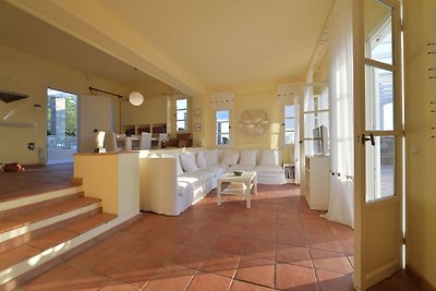Sonnendurchflutete Villa in Paros mit...