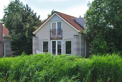Bungalow am Wasser in Makkum mit Anlegestelle