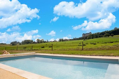 Affascinante casa con piscina a Coubejours