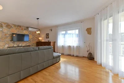 Deluxe Three Bedroom Apartment with Balcony a...