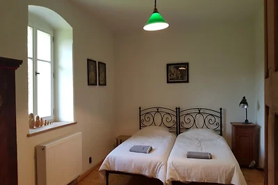 Maison minimaliste près de la forêt