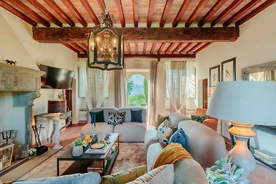 VILLA IL CASTELLO: Vibrante Santuario di Colo...