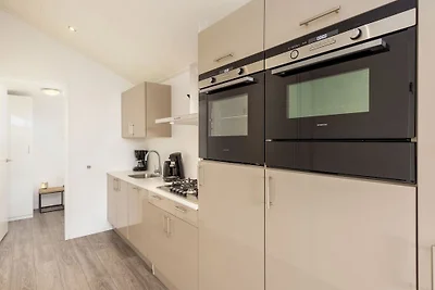 Moderne Lodge mit Klimaanlage im grünen...