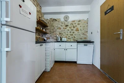 Charming Retreat with Lush Garden  - 3...