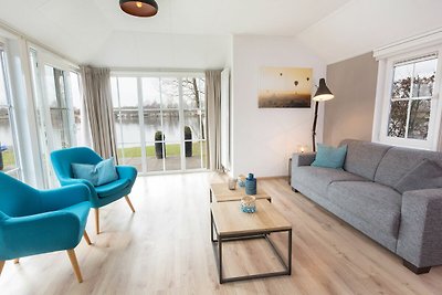 Rietgedekte lodge met combimagnetron, op vaka...