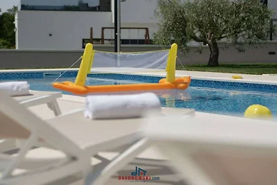 Villa in Juršići mit Schwimmbecken