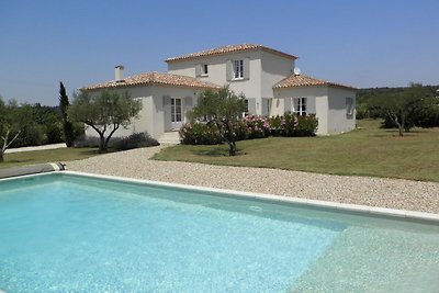 Luxuriöse Villa in Flaux mit Swimmingpool
