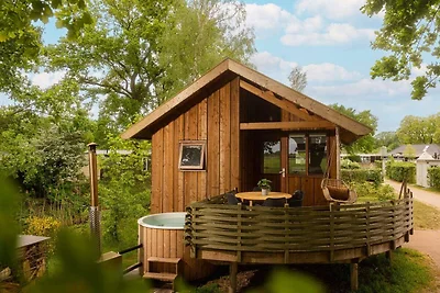 Blockhütte am Wasser im sonnigen Zuna