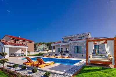 Villa con piscina privata e giardino