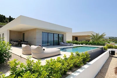 Villa in Tkon mit Schwimmbecken