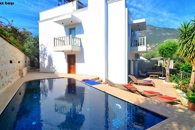 Villa in Kalkan mit Schwimmbecken