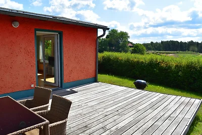Vakantiehuis met groot terras aan het water