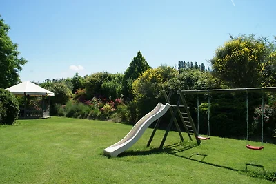 Spaziosa casa vacanze a Montone con piscina