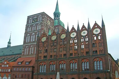 Haus mit nordischer Holzterrasse