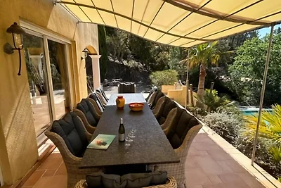 Opulenta villa a Le muy con piscina