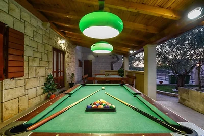Peaceful Island Haven with Pool, BBQ & Games ...