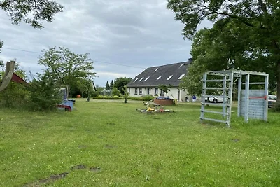 2 mit großem Garten, Spielplatz und Pool