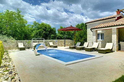 Modernes Ferienhaus mit Pool in Bratulici