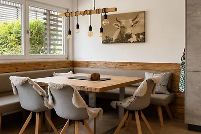 Moderne Wohnung mit Garten und Bergblick