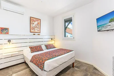 Villa in Gros Raisin in der Nähe eines atembe...