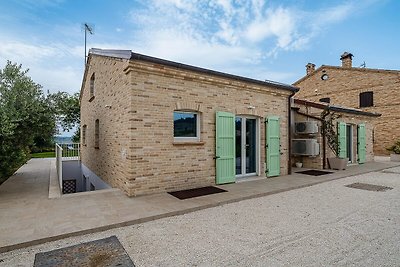 Modernes Haus mit Pool und Blick auf die...