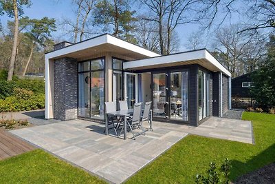 Modern chalet met terras in natuurrijk gebied