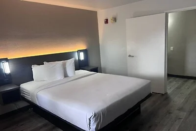 1 Queensize-Bett | Kühlschrank