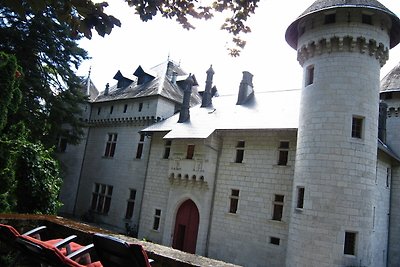 Schönes Chalet auf Schlossgut mit Schwimmbad