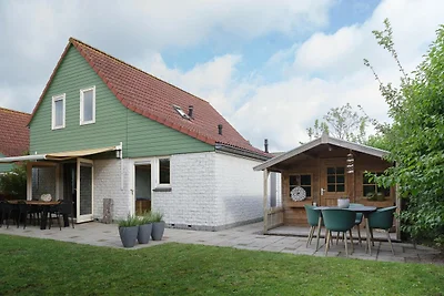 Geräumiges Ferienhaus mit Sauna in Strandnähe