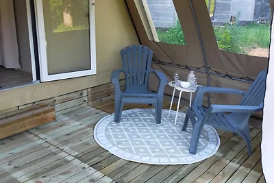 Schöne Zeltlodge mit Mikrowelle, in den...
