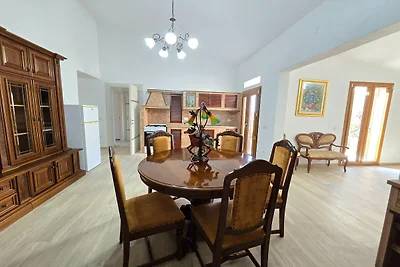 Freistehende Villa mit Garten und Klimaanlage