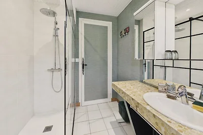 Haus in Louannec in der Nähe der rosa...