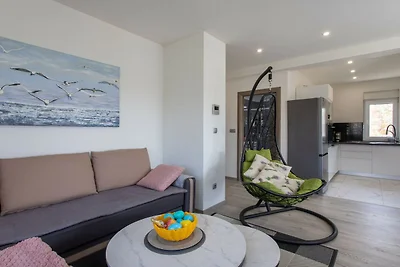 Trendy and Chic Apartment with Terrace and Pr...