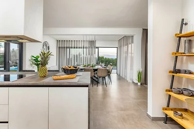 Villa Borealis - Six Bedroom Villa with Swimm...